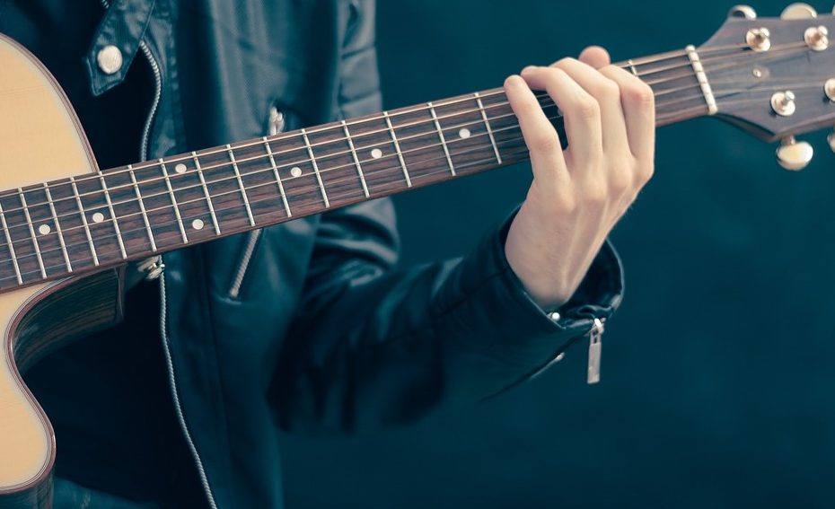 Akustische Gitarre nach klassischem Prinzip stimmen